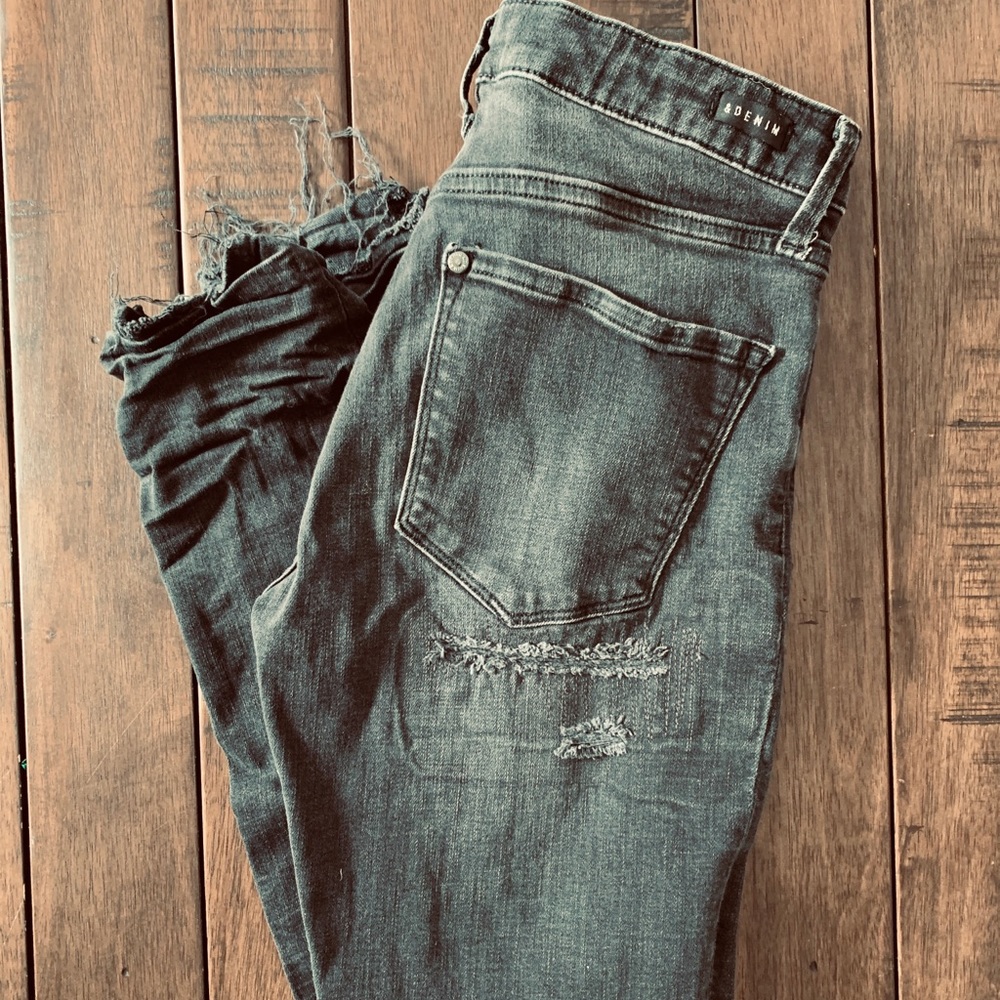 H&M &DENIM DISTRESSED BLACK JEAN SZ 30/32